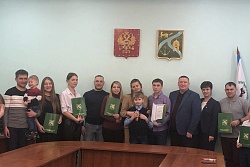 В УСТЬ-КУТЕ ВРУЧИЛИ ЖИЛИЩНЫЕ СЕРТИФИКАТЫ МОЛОДЫМ СЕМЬЯМ